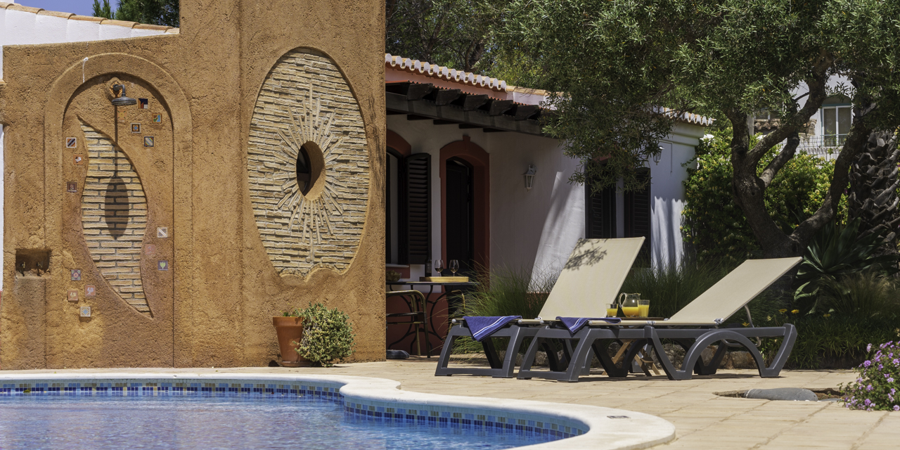 Garten und Pool der OÁSIS - Ferienhaus