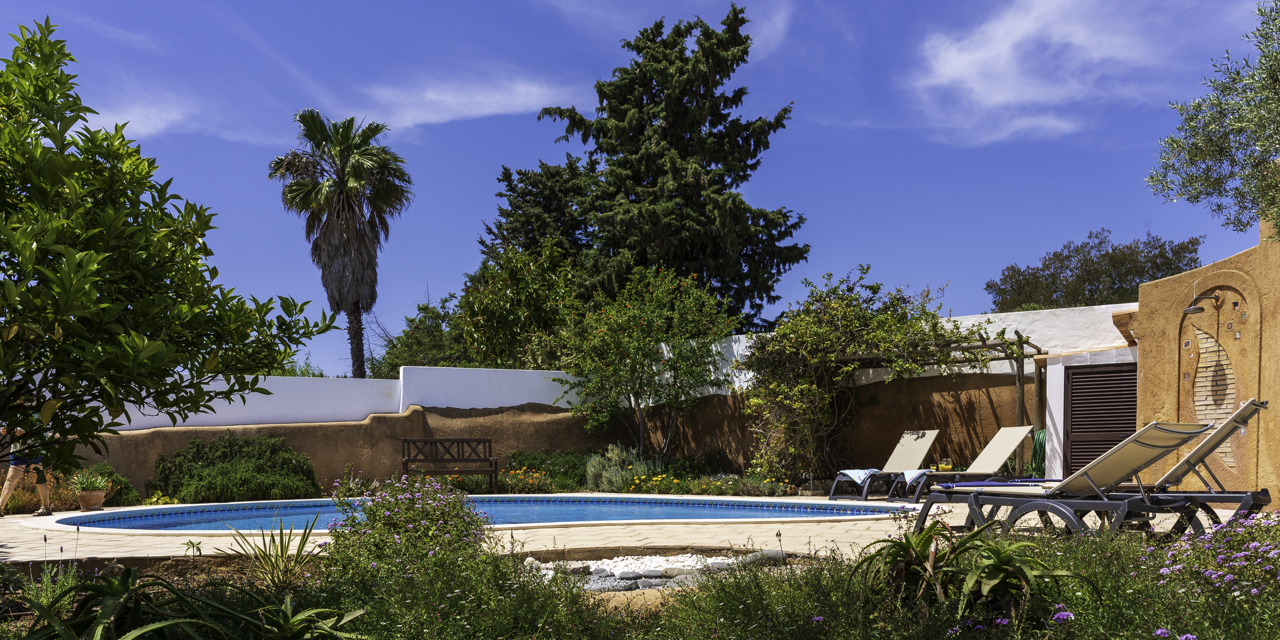 Garten und Pool der OÁSIS - Ferienhaus